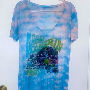 Cute graphic v-neck, tie dyed.